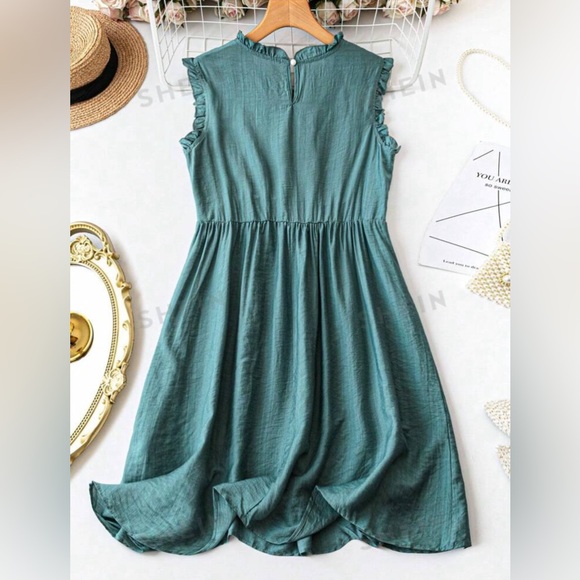 Plus Size Women's Sleeveless Embroidery Decorated Dress - Picture 2 of 7